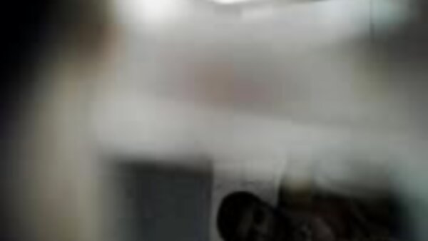 சிவப்பு ஹேர்டு டம்பி ஸ்லட் மைக்கேல் விரல்களால் அவளது தட்டையான ட்வாட்