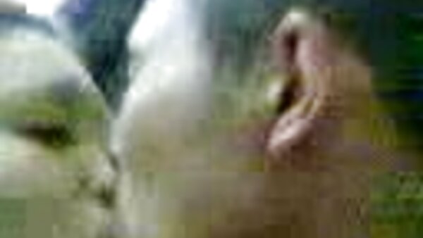 மார்பளவு கருப்பு ஹேர்டு ஸ்லட் தனது பூனைக்குட்டி நாய்க்குட்டியை கடுமையாகத் துடிக்கிறாள்