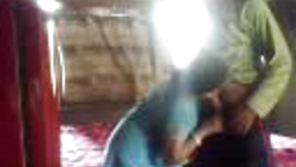 வெள்ளை காலுறைகளில் கவர்ச்சிகரமான அழகி நாடோடி கேமராவில் ஹாட் சோலோவை வழங்குகிறது