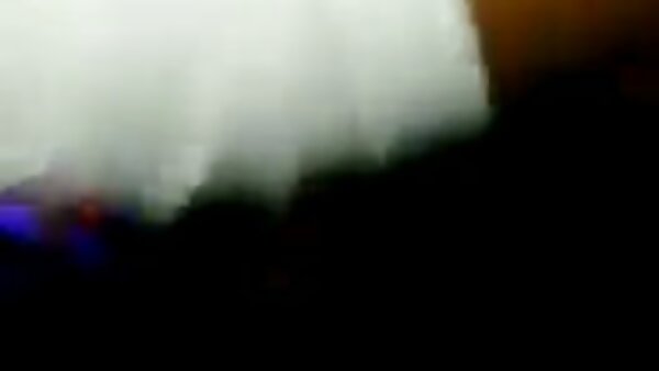 கின்கி மிருகத்தனமான மனிதன் மார்பளவு காக்கை முடி கொண்ட செக்ஸ் பாம்பின் இனிப்பு கிட்டியை சாப்பிடுகிறான்