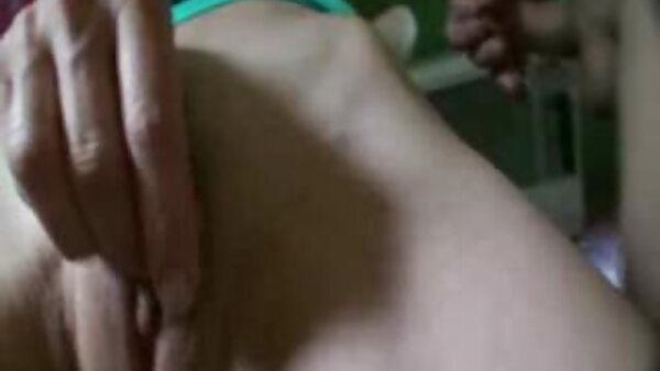காய்ச்சலுள்ள கணவன் தனது கால்கள் கொண்ட ஜப்பானிய ஹாட்டியை கடினமான பின்னால் இருந்து புணர்ந்தான்