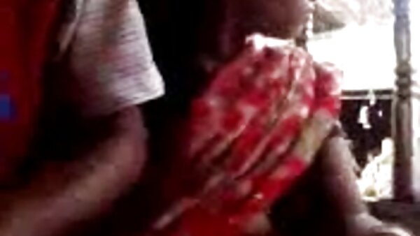 பூட்டிலிசியஸ் ராவன் ஹேர்டு ஹாட்டி, கேமில் தனது ஸ்டட் இனிப்பு பந்துகளை உறிஞ்சி மகிழ்ந்தாள்